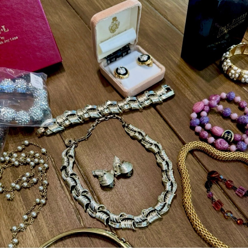 2 lbs unsearched, untested fashion jewelry~ mostly wearable semi mystery box - Picture 6 of 6